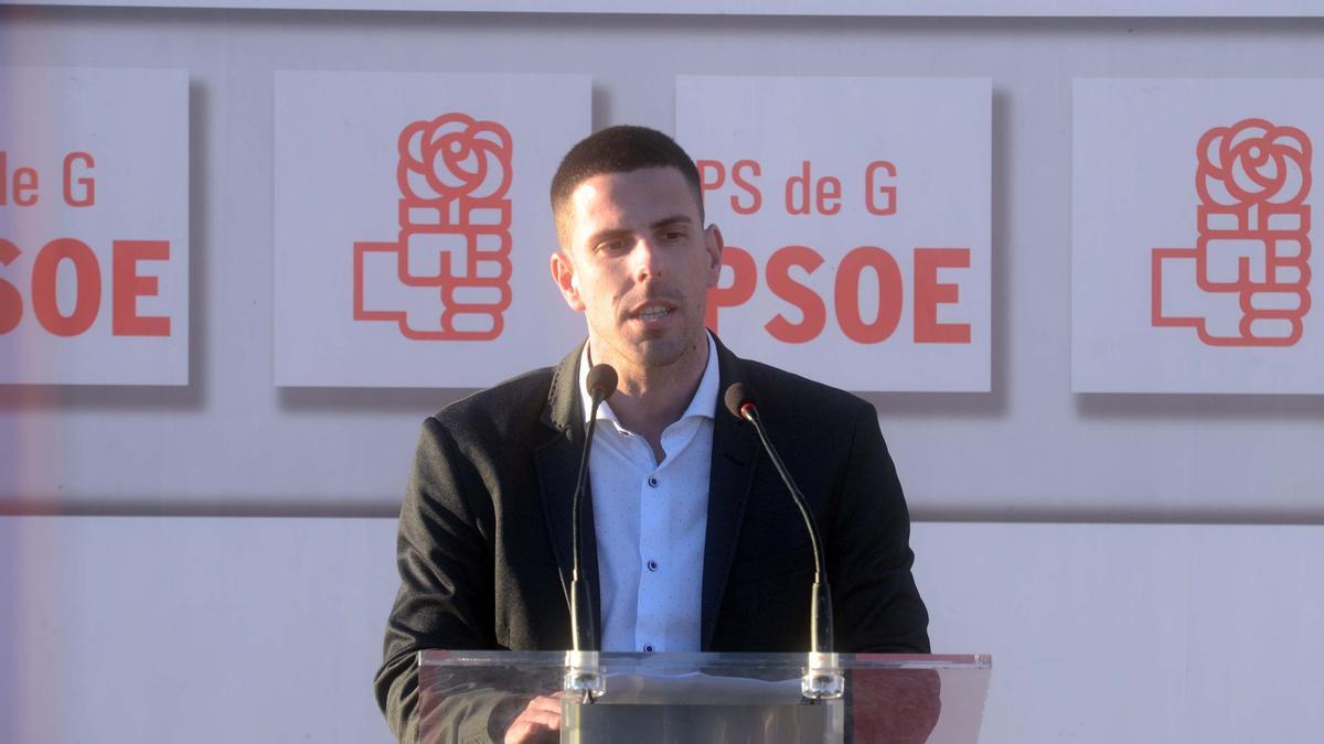 Luis Arosa durante un acto electoral del PSOE en el municipio.