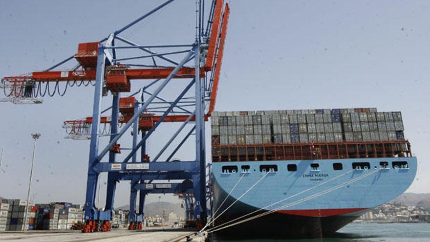 Un barco cargado de contenedores en el puerto de Málaga.