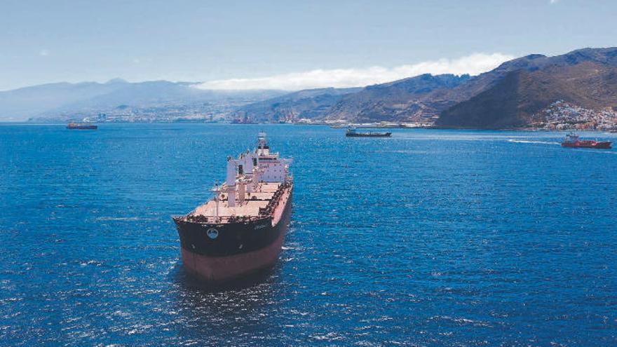 Buques aproximándose a la zona de fondeo del Puerto de Santa Cruz de Tenerife