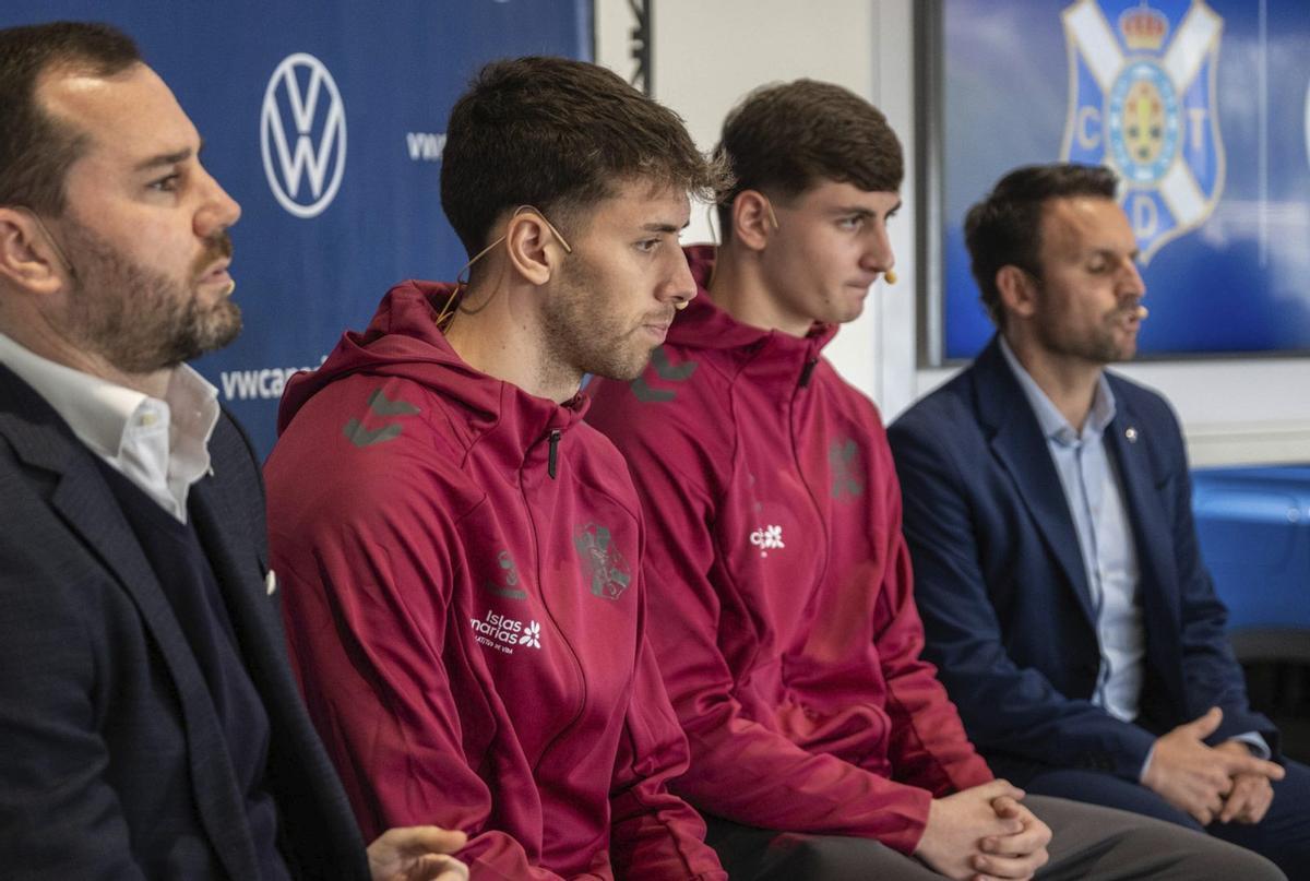 Manu Guill y Ayoze García flanquean a los dos refuerzos presentados ayer, Gastón Valles y Antal Yaakobishvili. | ANDRÉS GUTIÉRREZ