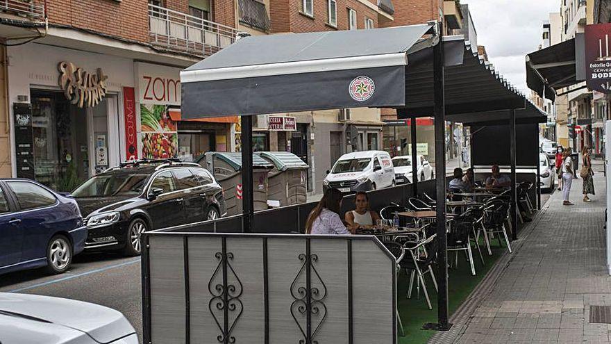 Clientes en la terraza de un bar.