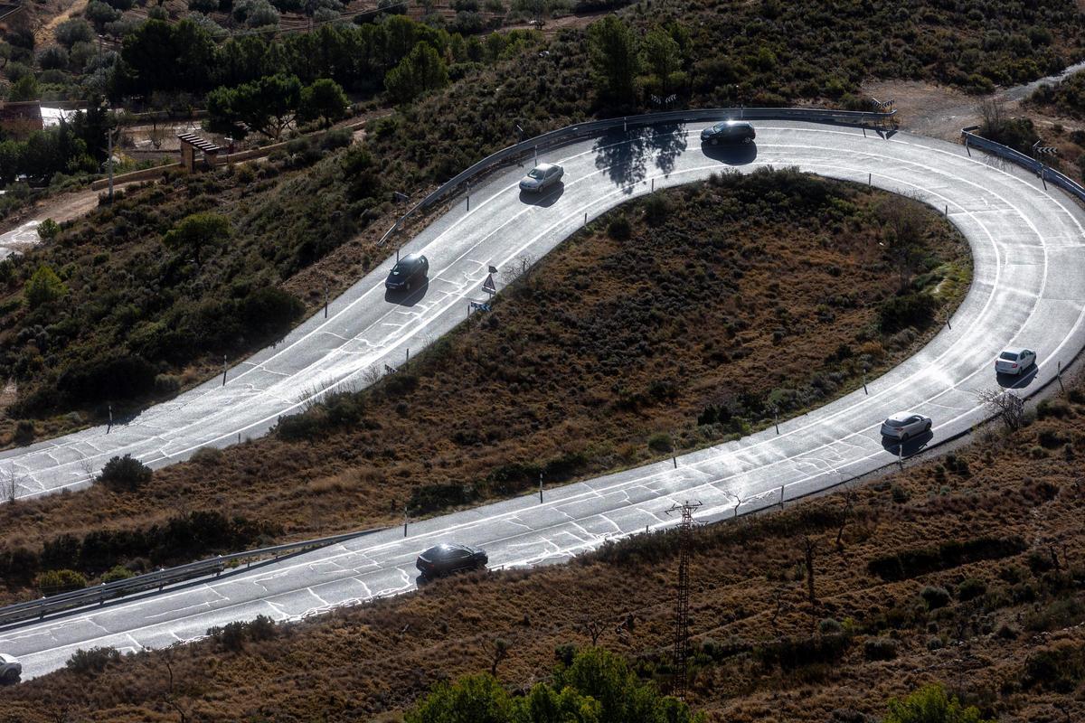 Curva en forma de herradura en la CV-800 en el puerto de la Carrasqueta, en el término municipal de Xixona.