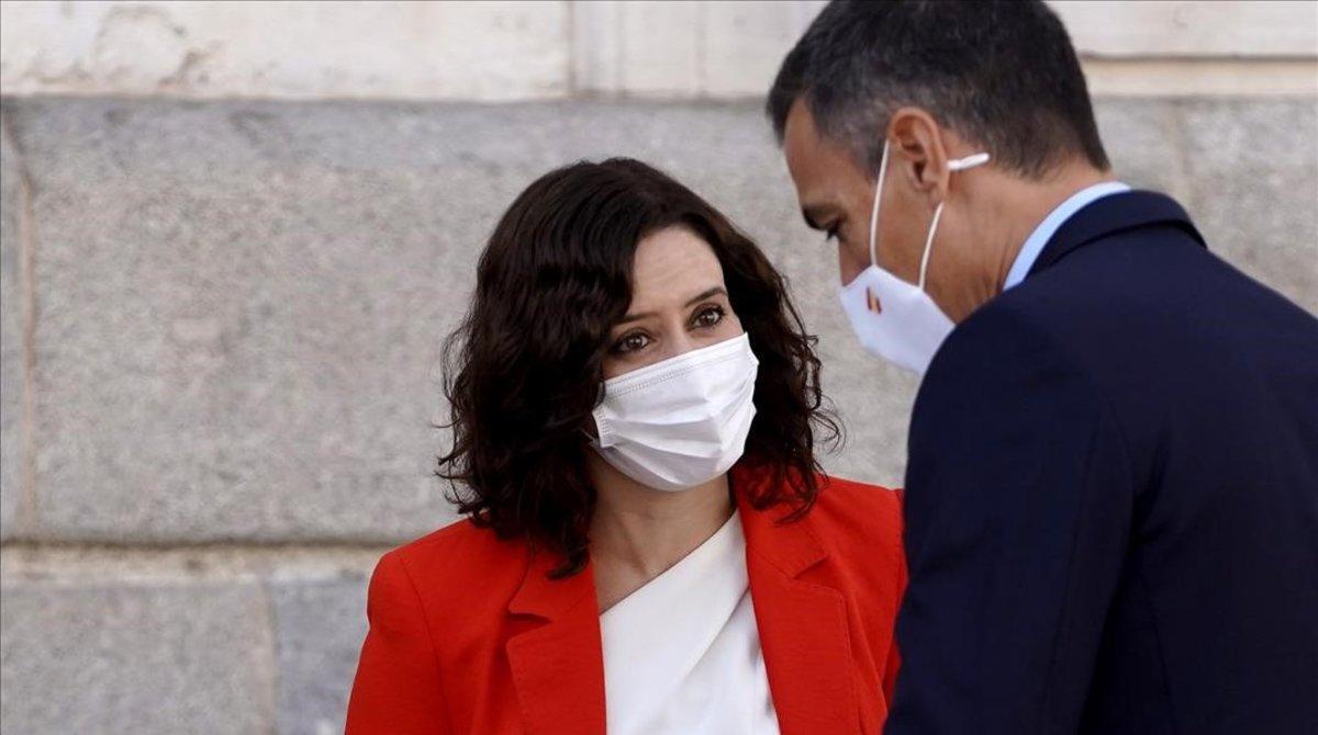 La presidenta de Madrid, Isabel Díaz Ayuso, conversa con el presidente el Gobierno, Pedro Sánchez.