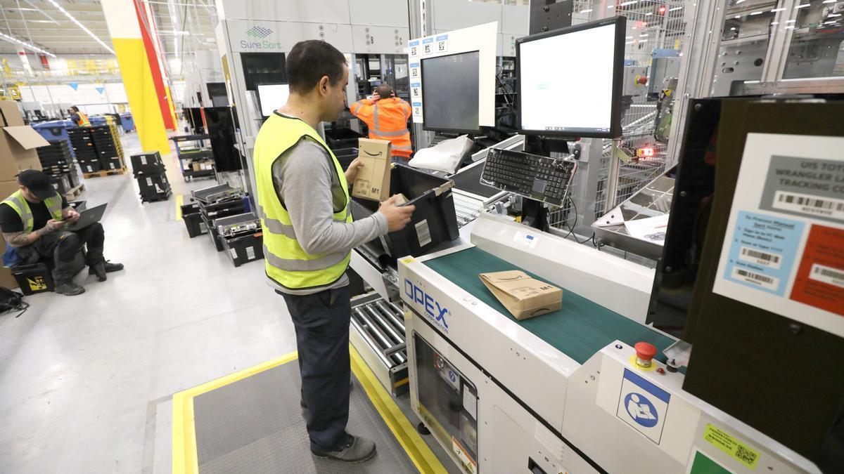 Un trabajador en el nuevo almacén de Amazon en Zaragoza, meses antes del inicio de la actividad.