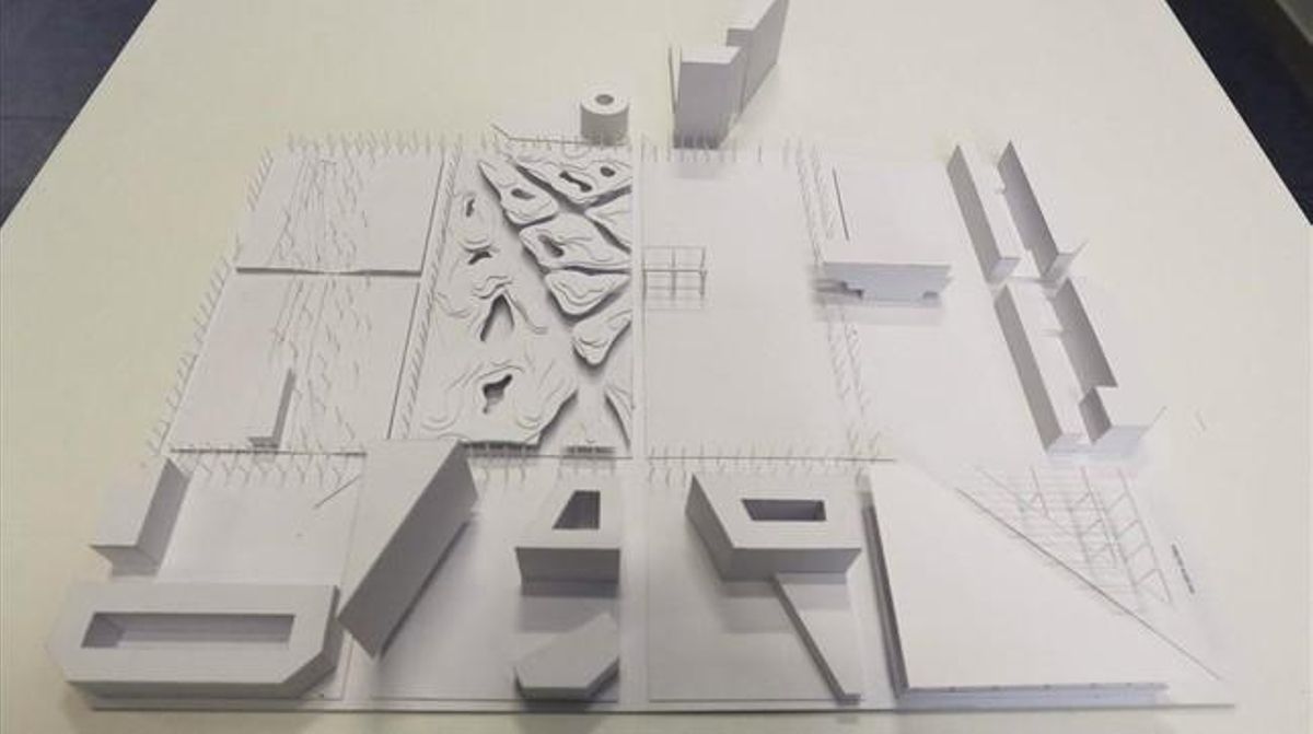 Els 10 equips d’arquitectes que opten a fer el projecte de la plaça presenten les seves propostes. El jurat internacional té un mes per elegir una combinació de verd, mobilitat i edificis. Projecte Insereix glòria.