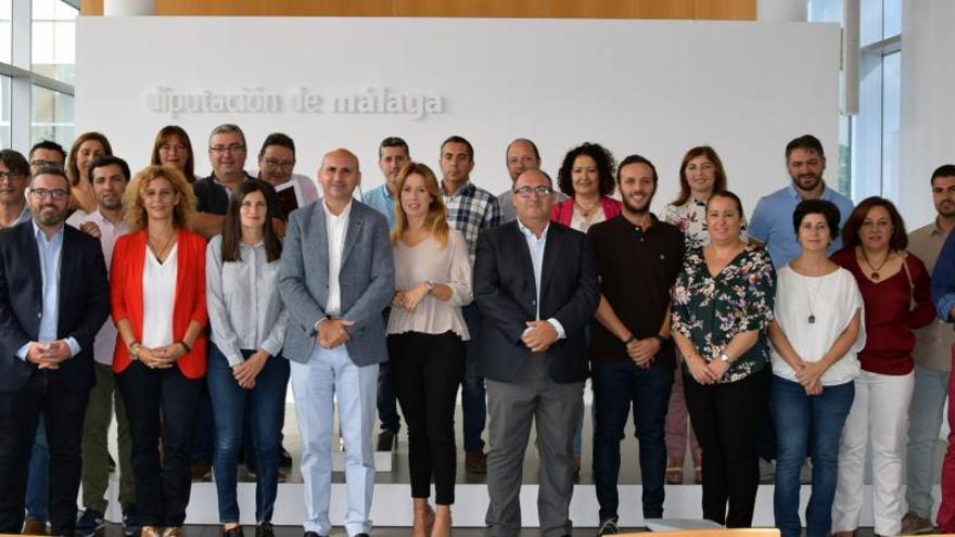 Alcaldes y portavoces socialistas ayer con Francisco Conejo.