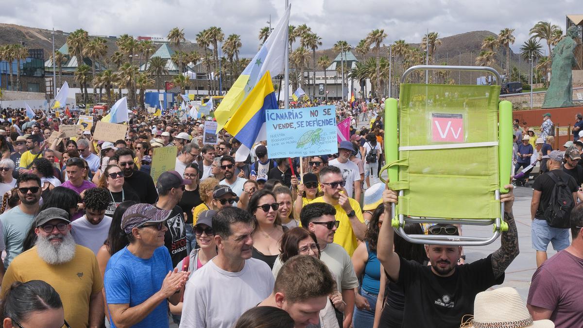Manifestantes en Las Canteras, en Las Palmas de Gran Canaria, en mayo de 2025 bajo el lema 'Canarias tiene un límite'.