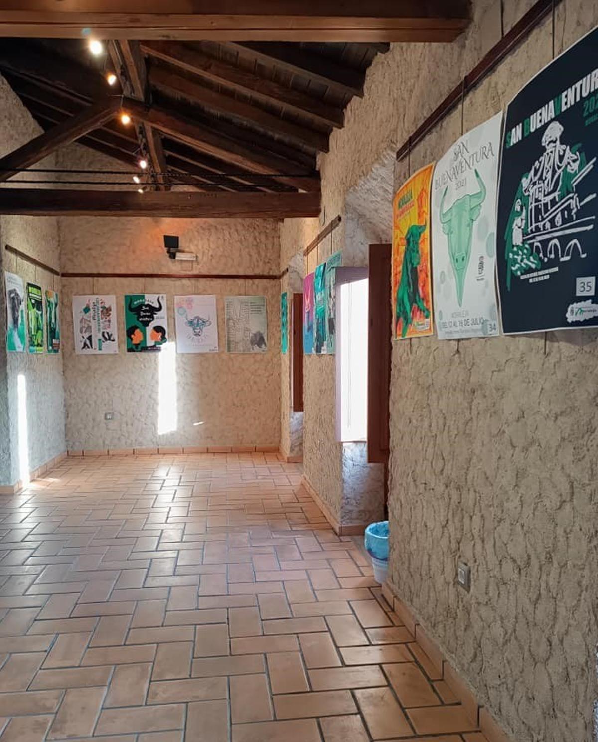 Carteles expuestos en la Oficina de Turismo, en un año anterior.