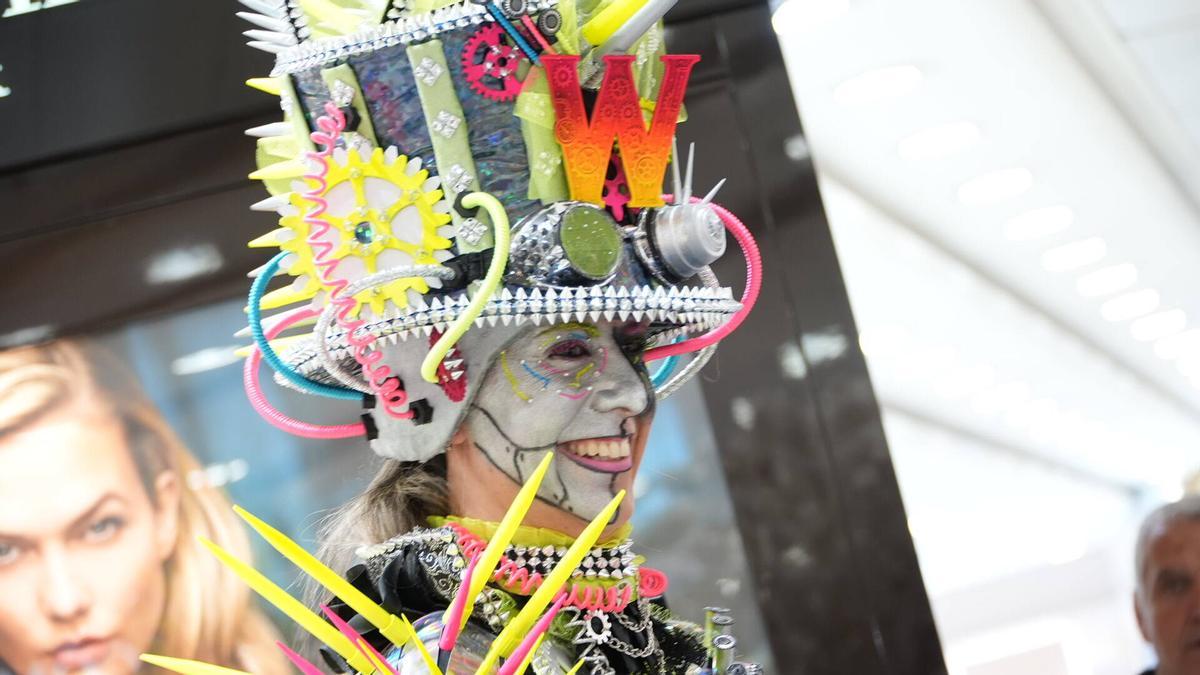 Fotogalería | Las comparsas lucen sus trajes este lunes como maniquíes vivientes