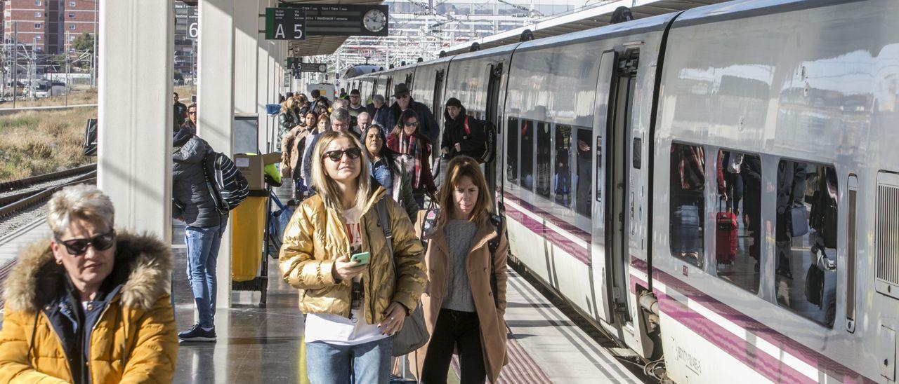 Pasajeros bajando de un Euromed en Alicante poco antes de iniciarse la crisis sanitaria del coronavirus.