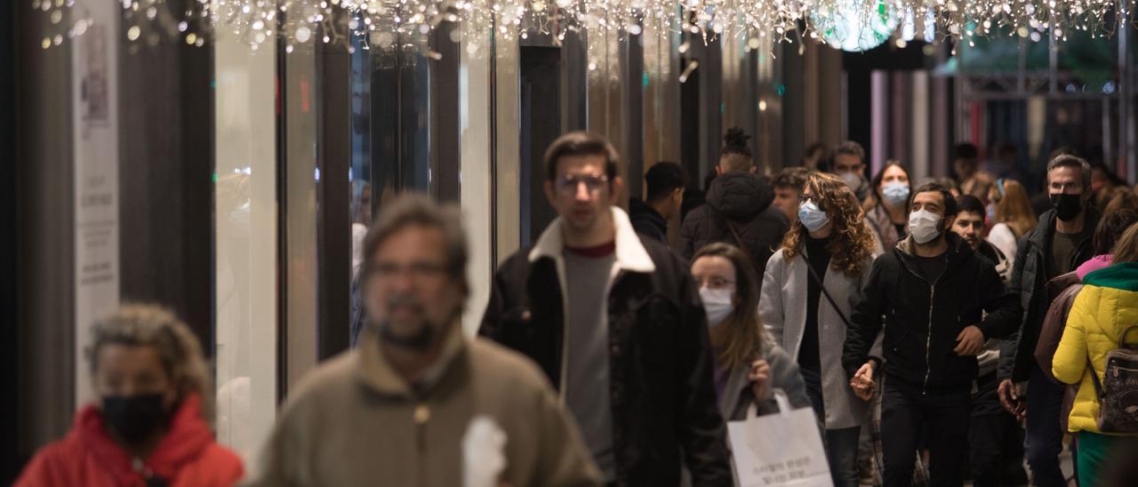 Ciudadanos pasean por el centro de València estas navidades