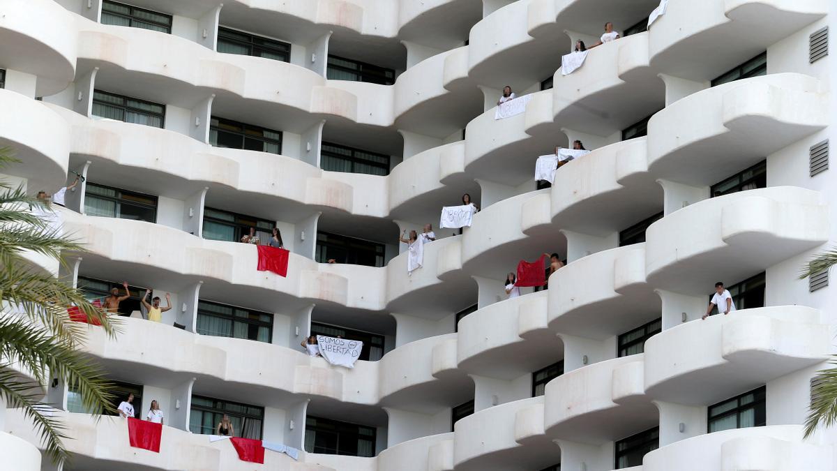 Escolares afectados por el macrobrote, en el hotel Palma Bellver.