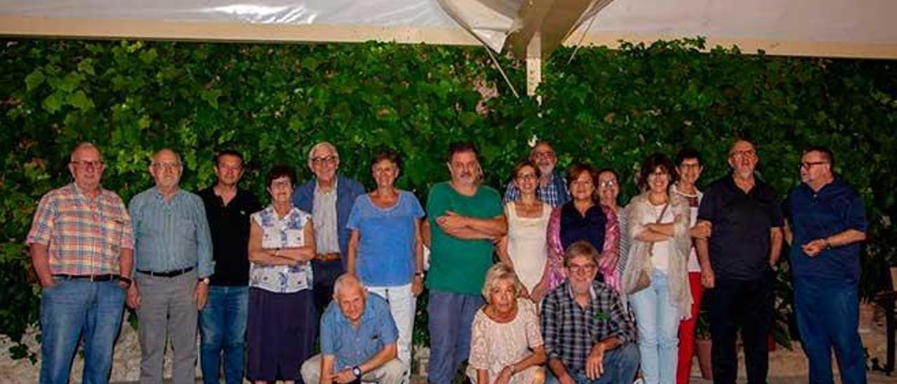 Colaboradores de la revista local ´Llucmajor de Pinte en Ample´ reunidos recientemente en Gràcia para celebrar su encuentro anual.