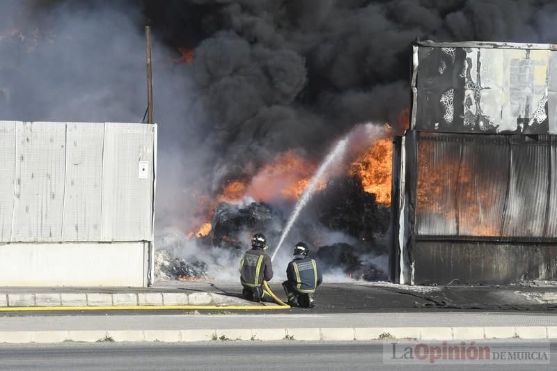 Imponentes llamas devoran una nave en Santomera