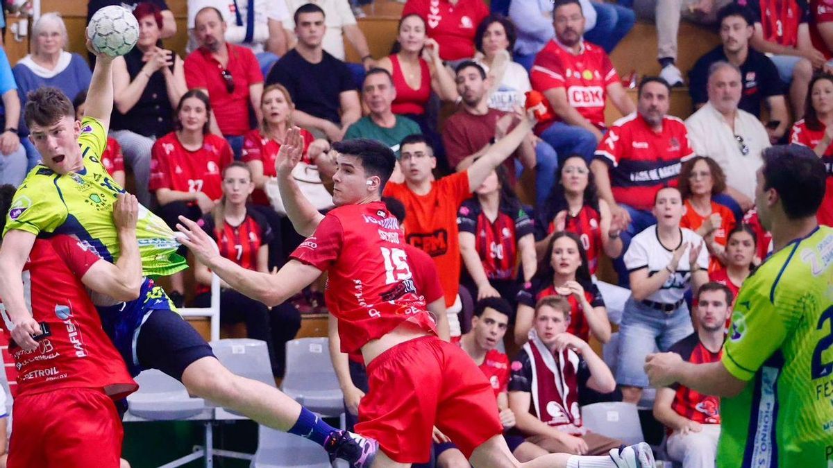 Sergio Antúnez, en el centro, con el Cajasur en un partido de la pasada fase de ascenso a Plata.