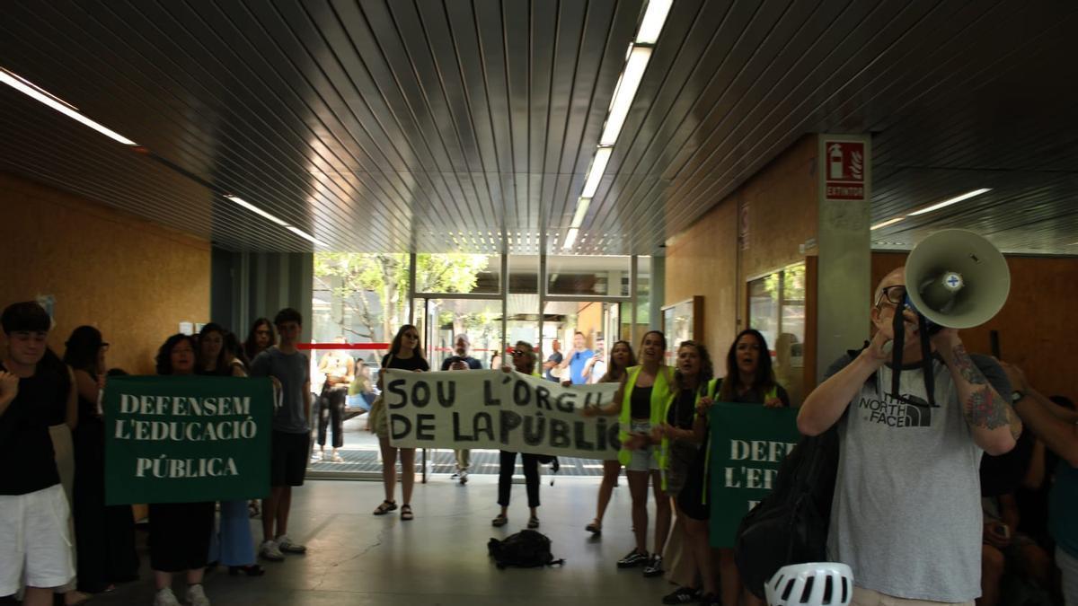 Protesta de profesores del IES Las Lomas durante la PAU en la UA
