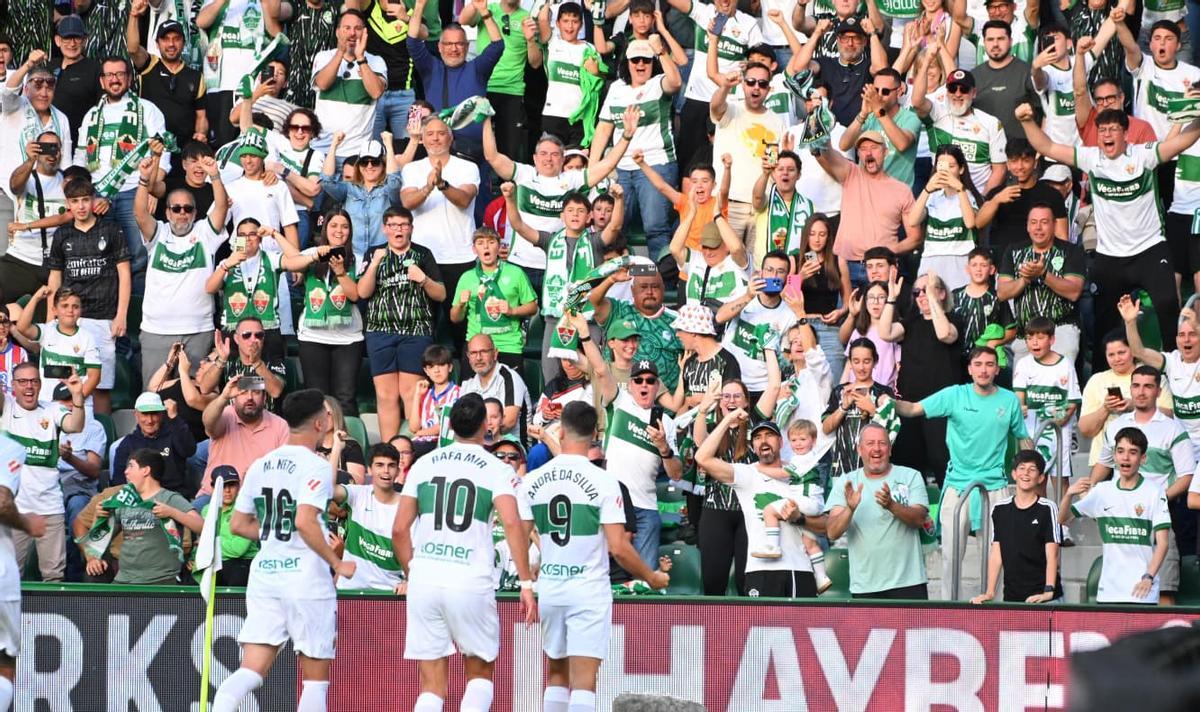 Los jugadores del Elche celebran un gol frente a su afición en el Martínez Valero.