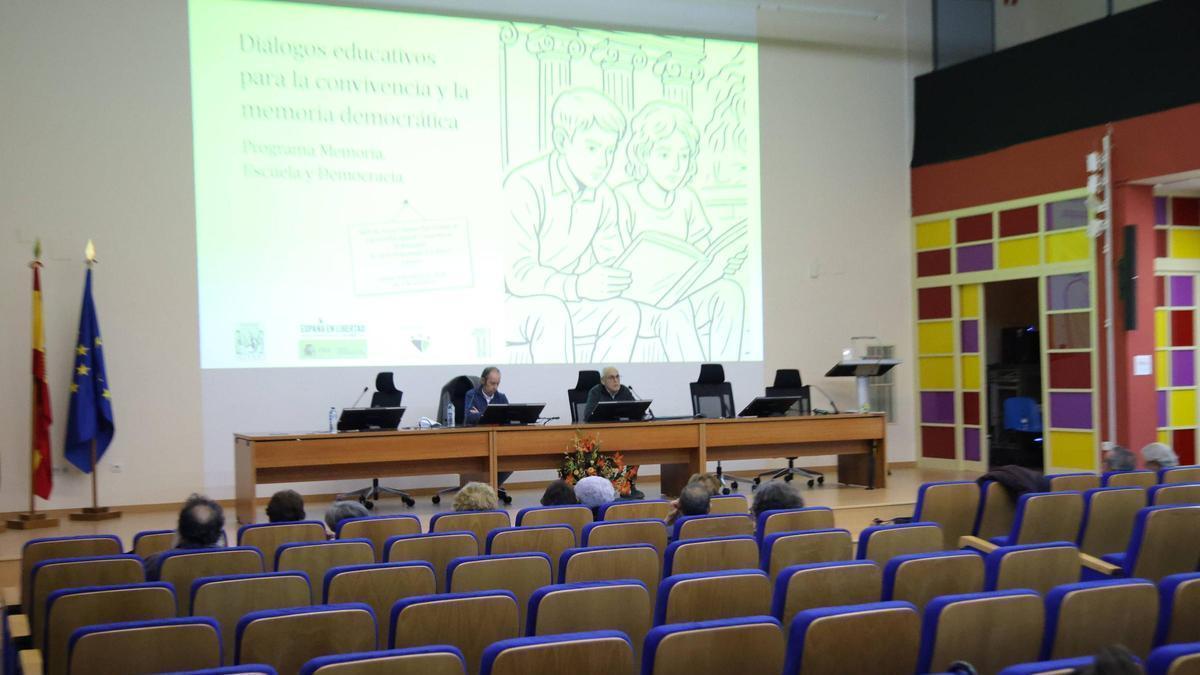 Galería | Así fue la charla en Cáceres