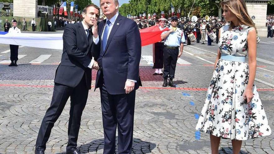 Macron charla con Trump en presencia de Melania tras el desfile del 14 de julio en los Campos Elíseos. // Efe