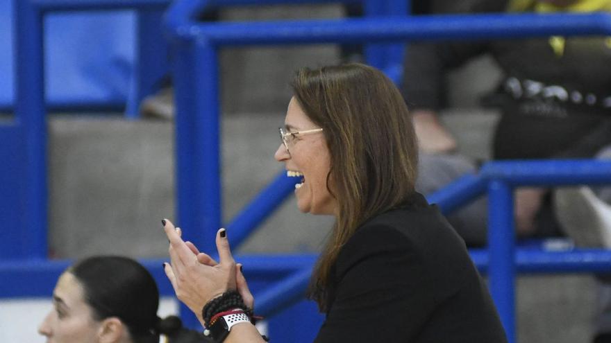 Anna Montañana, animando desde el banquillo a sus jugadoras.