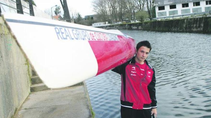 Francisco González, con una canoa en el canal anexo al Grupo Covadonga. / isaac rubio