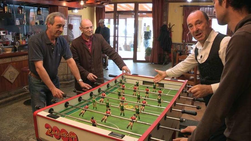 Partida de futbolín entre Lamazares e Manquiña, con dous amigos.