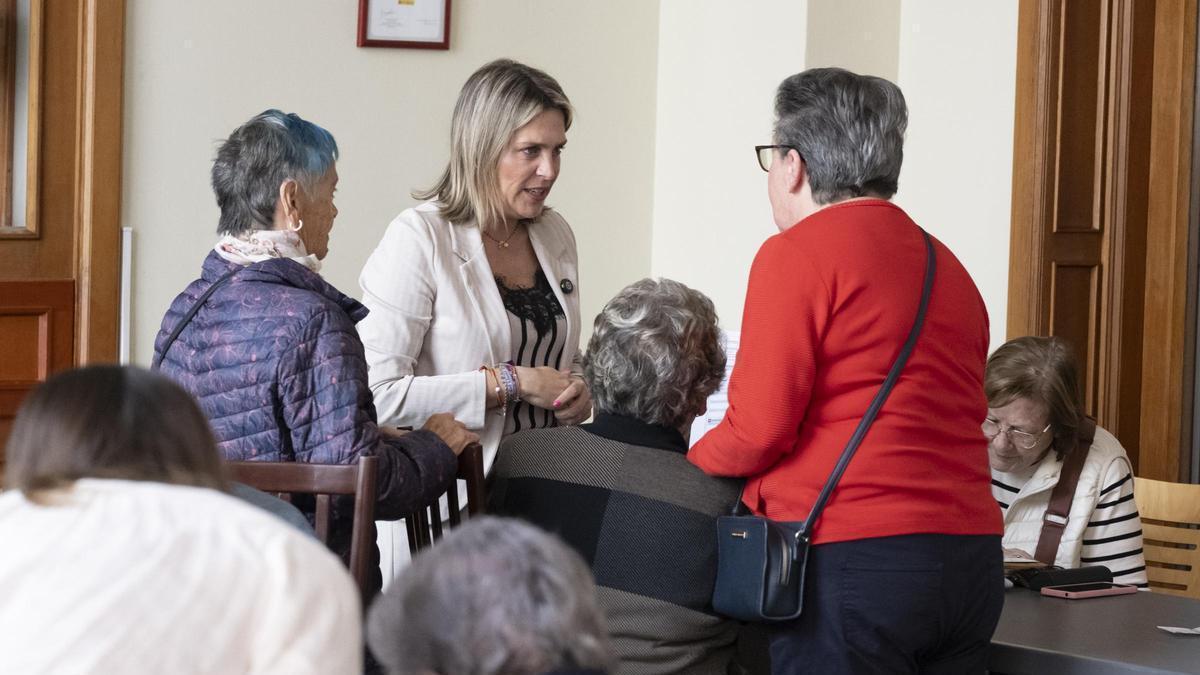 La presidenta de la Diputación, Marta Barrachina, conversa con un grupo de personas mayores.