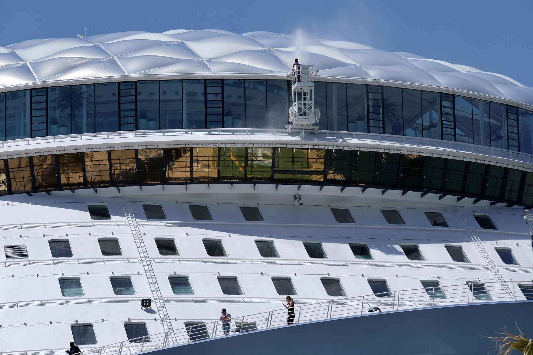 El 'Wonder of the seas', el crucero más grande del mundo, en el puerto de Málaga