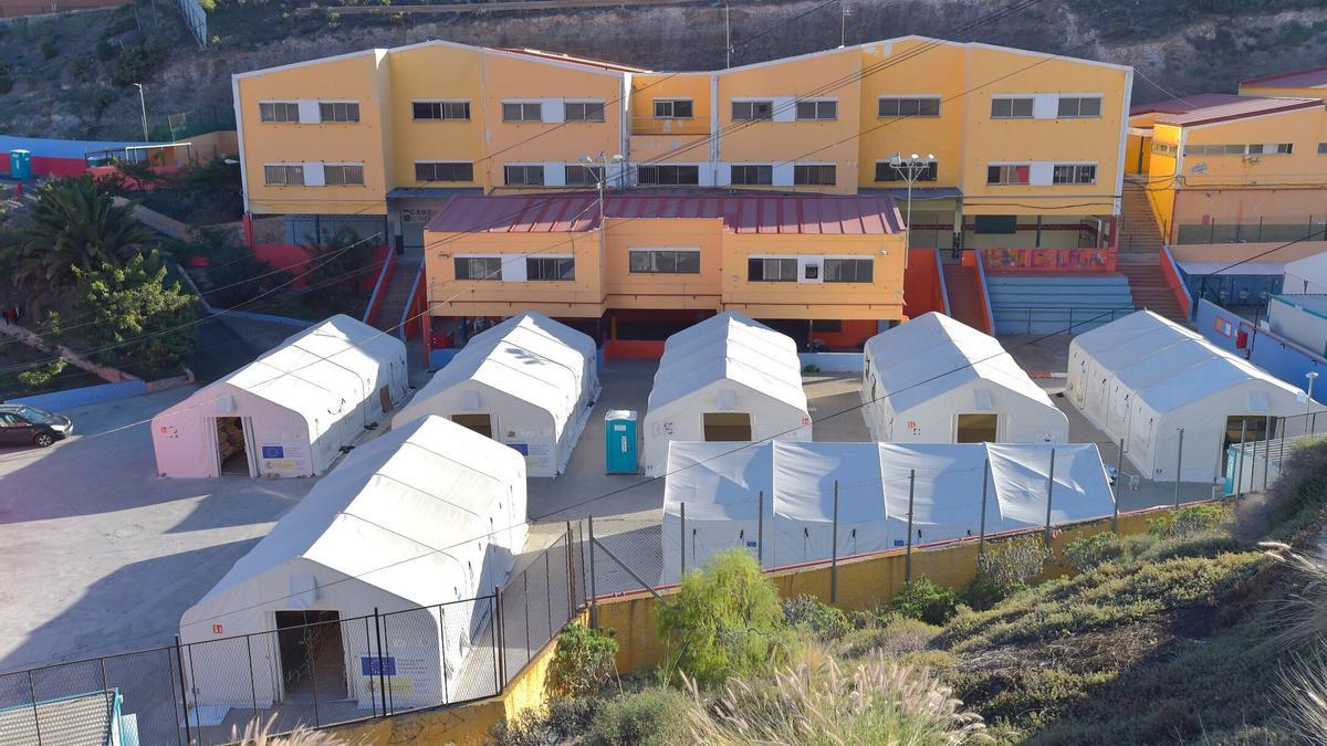 Carpas del campamento para migrantes en el Colegio León, en Las Palmas de Gran Canaria.