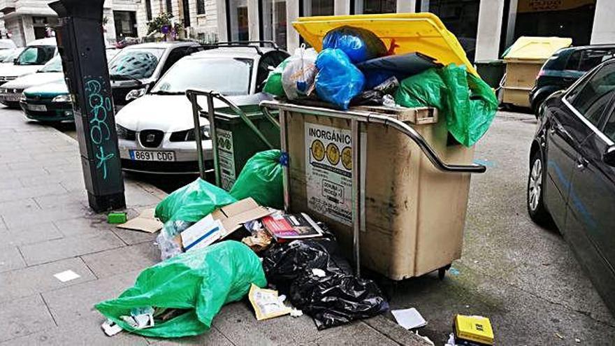 Basura sin recoger, ayer por la mañana, en Durán Loriga.