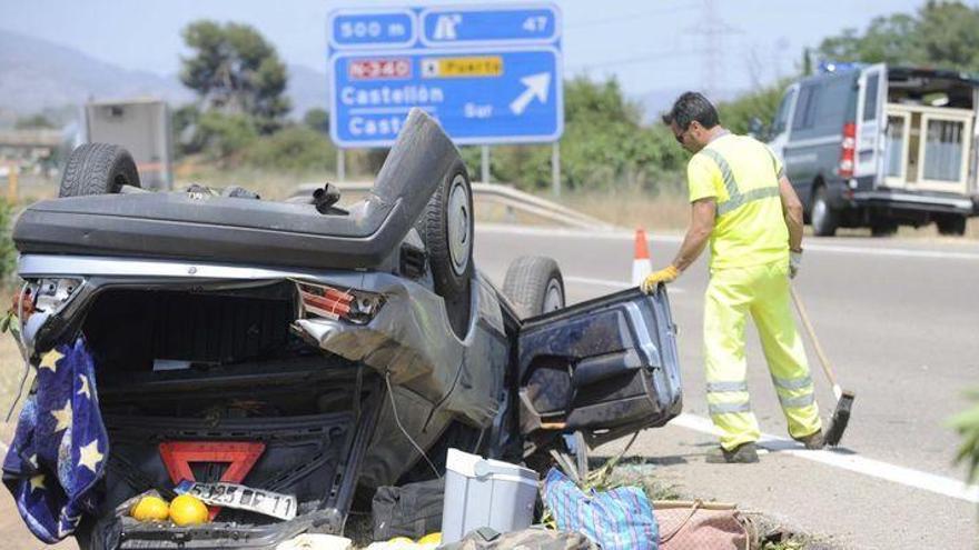 Un vehículo colisiona con un animal en la AP-7 en Castelló y sus ocupantes terminan en el hospital General