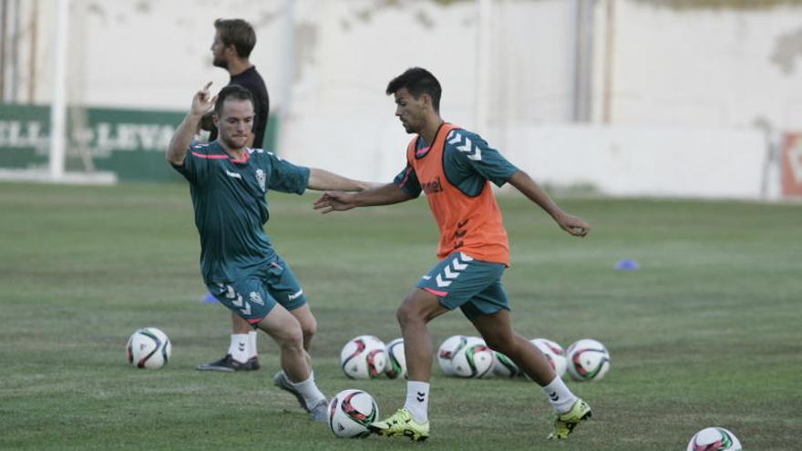 José Ruiz (der.), que tiene cuatro amarillas, controla el balón ante Isi (izq.) en un entrenamiento.