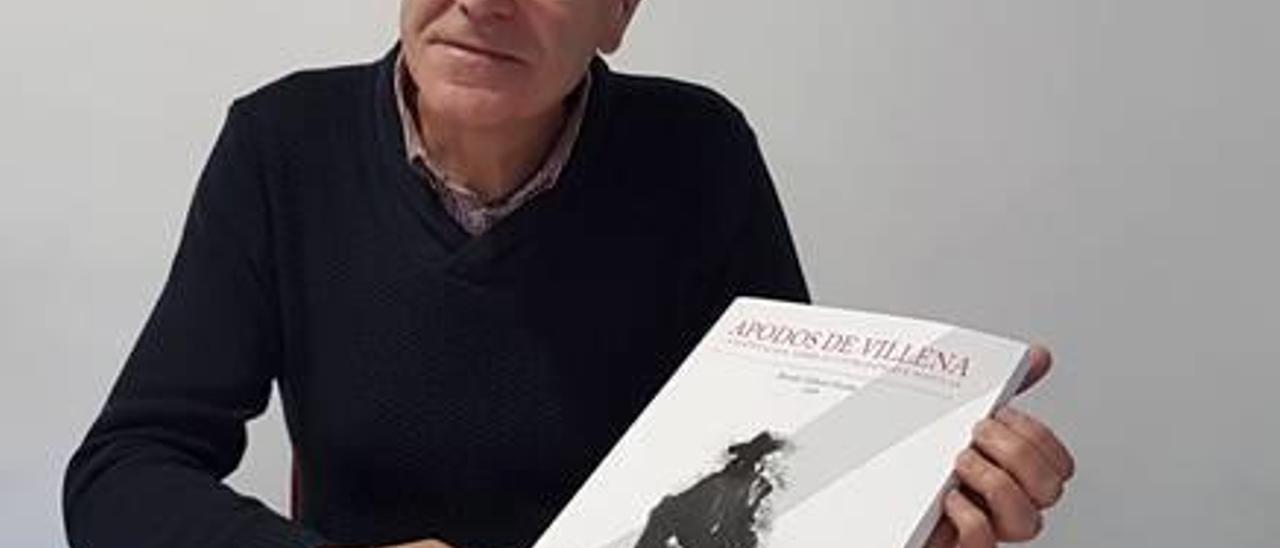 Ricargo Celiberti, junto al libro que recopila los apodos de Villena.