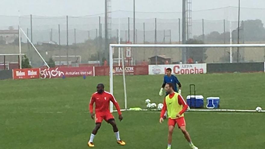 Babin, novedad en un entrenamiento del Sporting pasado por agua