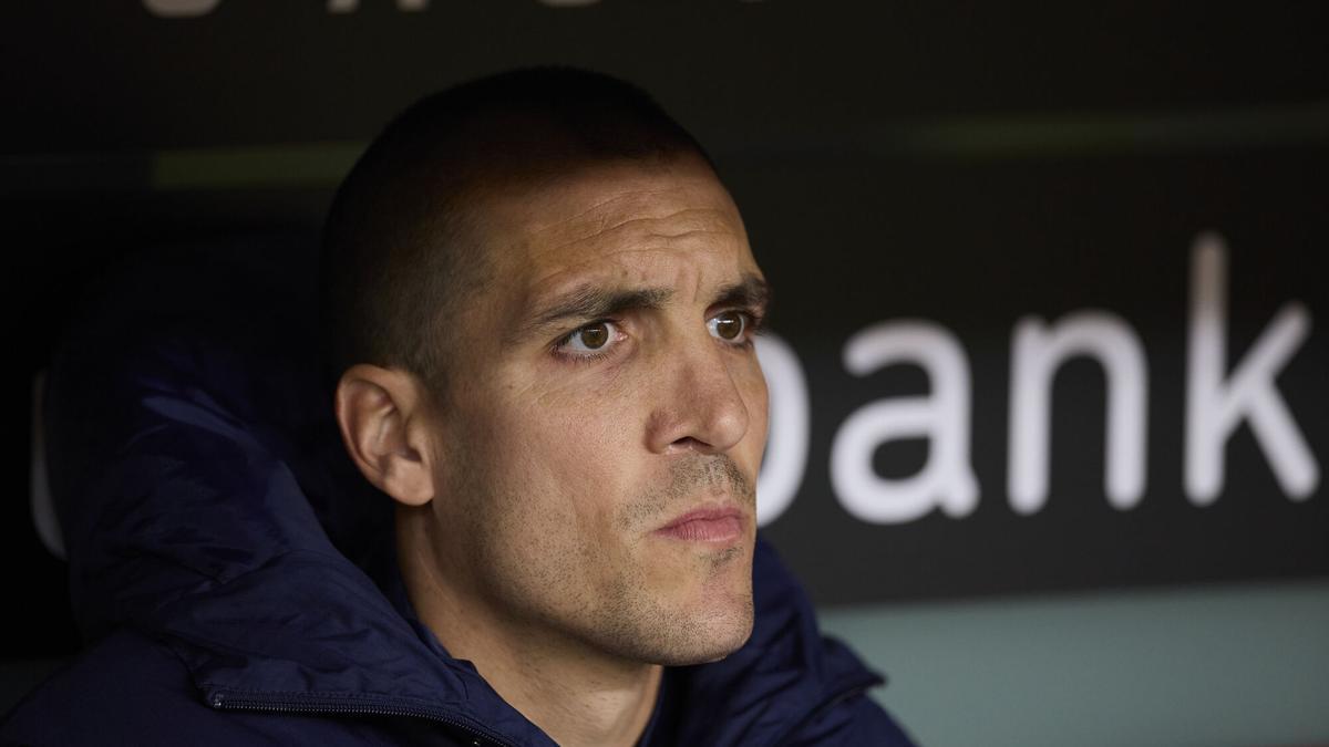 Oriol Romeu, en el banquillo.
