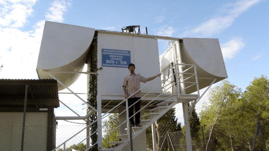 - El investigador checo Martin Jelinek, junto al telescopio robótico BOOTES 2.