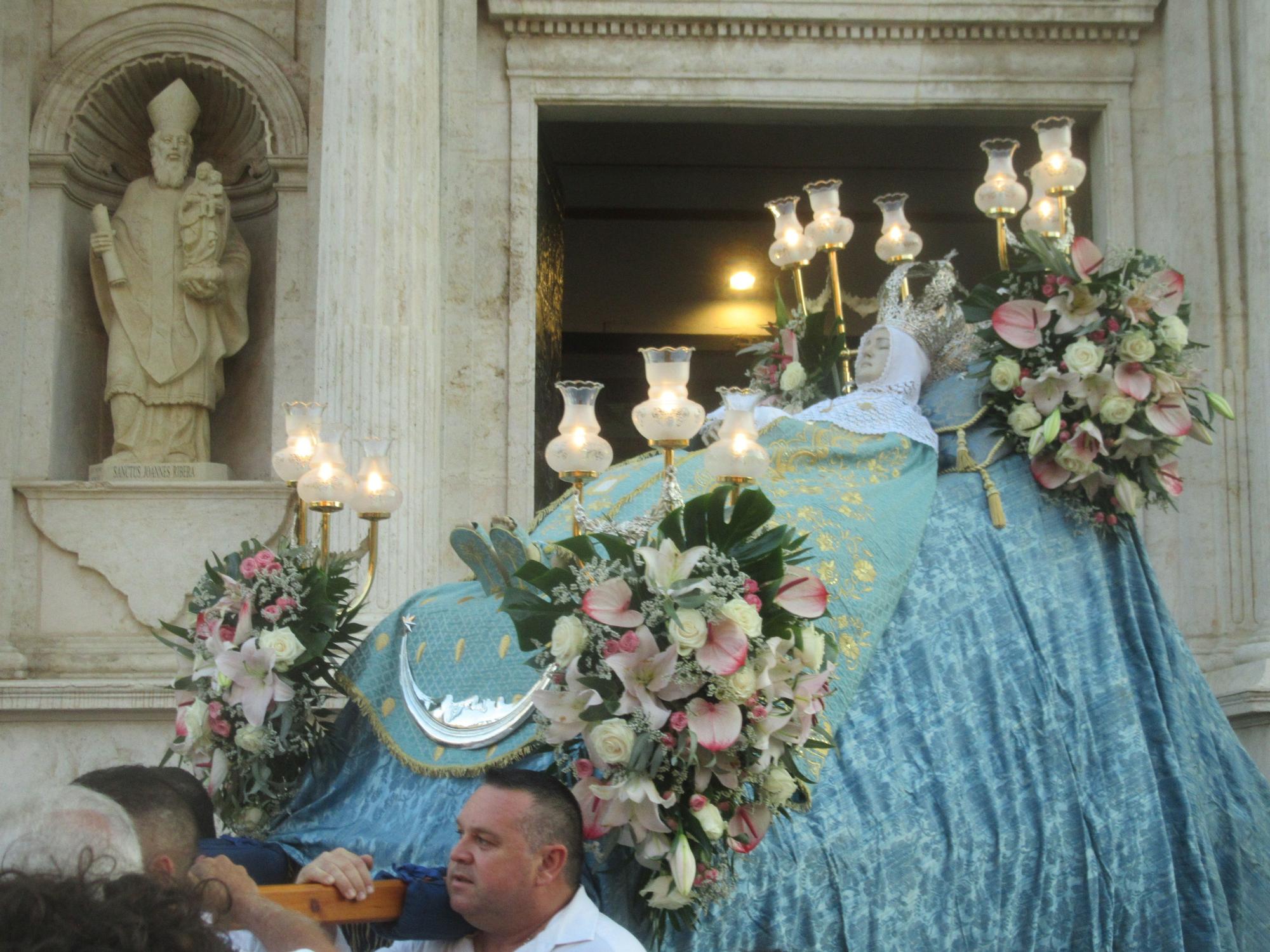 La Virgen sale de San Miguel bajo la mirada de San Juan de Ribera.