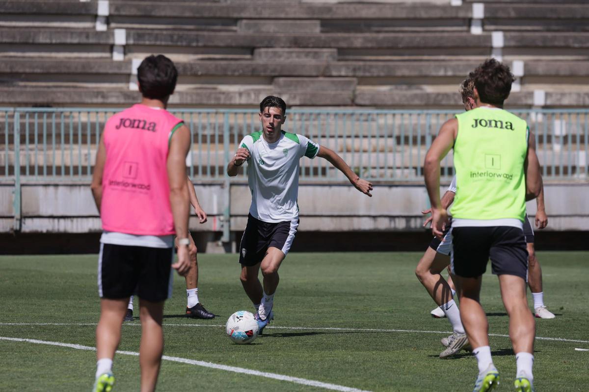 Dani Requena, granadino, durante un entrenamiento esta semana con el Córdoba CF.