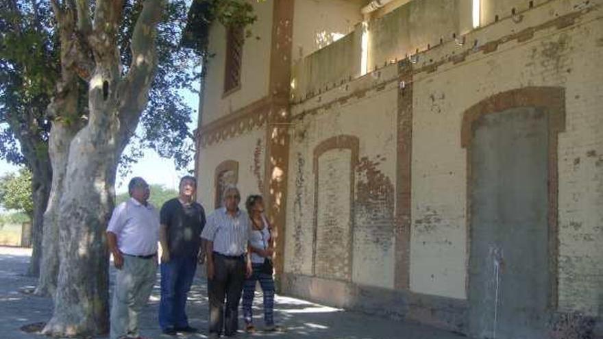 Dirigentes vecinales delante de la tapiada estación de Campanillas hace unos días.