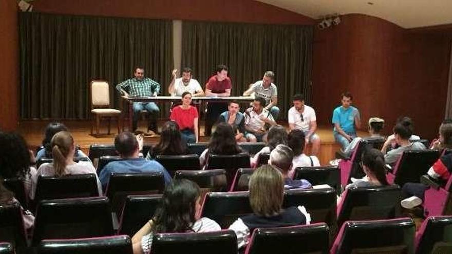 Directivos y jugadores en la reunión celebrada en la Casa da Cultura de Silleda.