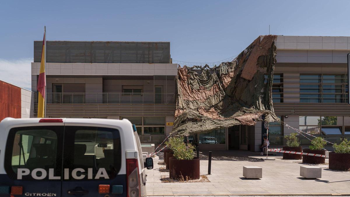 El Ejército coloca una lona para bajar las temperaturas en la comisaría de Mérida tras las denuncias por calor extremo.