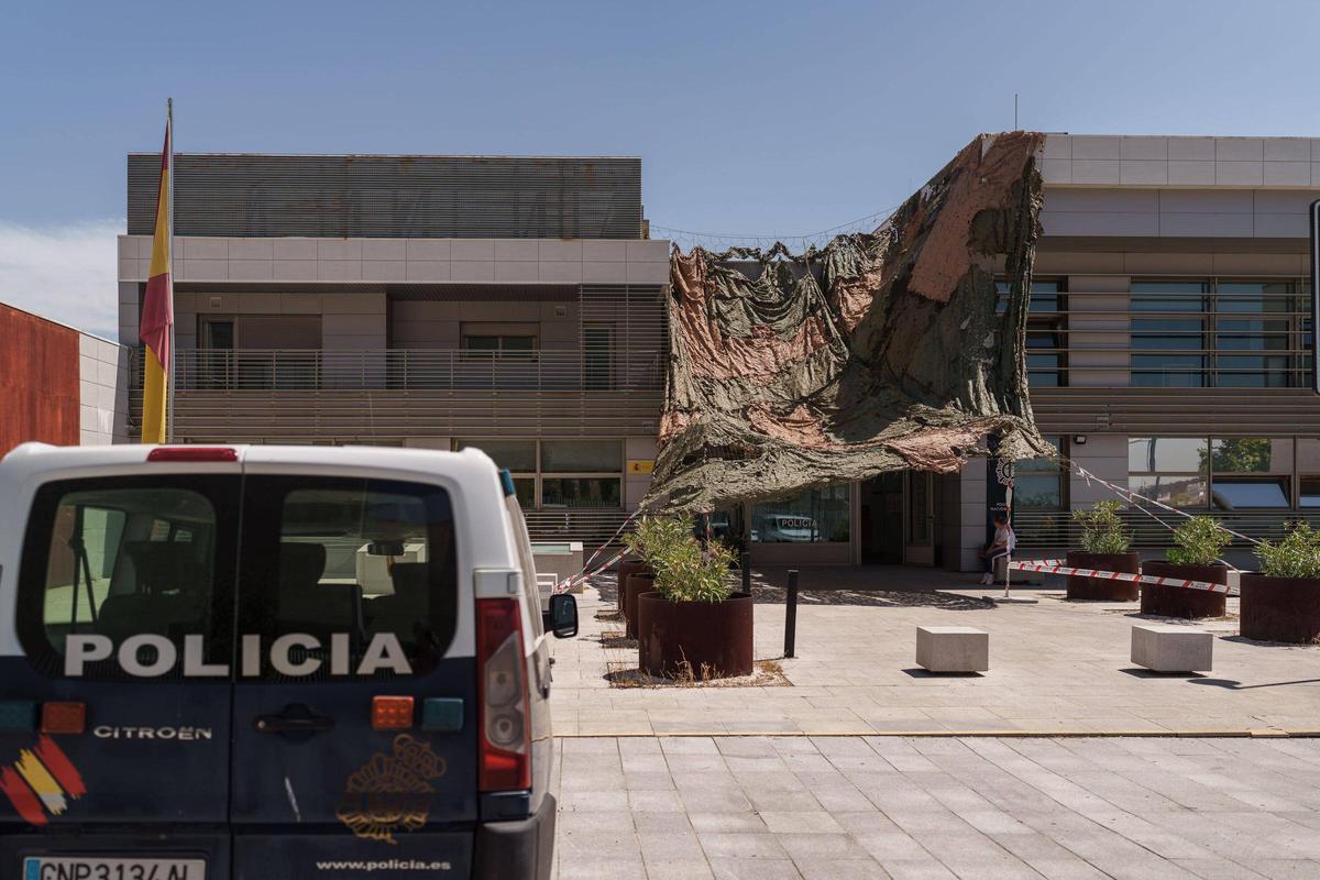 El Ejército coloca una lona para bajar las temperaturas en la comisaría de Mérida tras las denuncias por calor extremo.