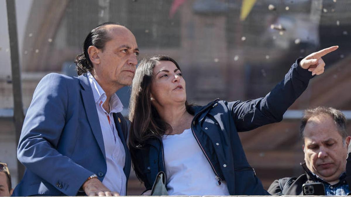 Macarena Olona y Vicente Montañez, en el balcón del Ayuntamiento de València antes de una mascletà