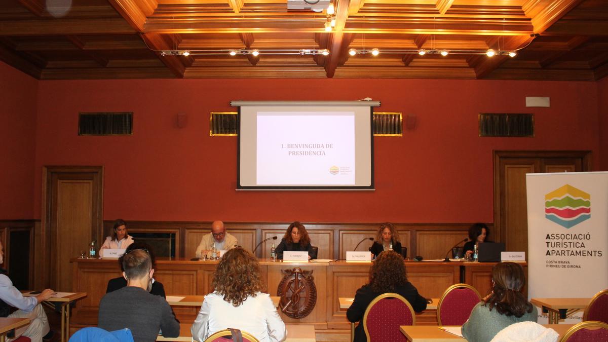 La presidenta de l&#039;ATA, Esther Torrent, en un moment de l&#039;assemblea anual que ha celebrat l&#039;entitat a la Cambra de Comerç de Girona