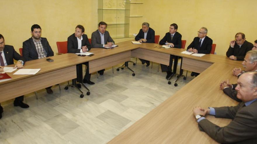 Alcaldes y concejales del Mar Menor se reunieron ayer en Murcia con el presidente de la CHS y su equipo.