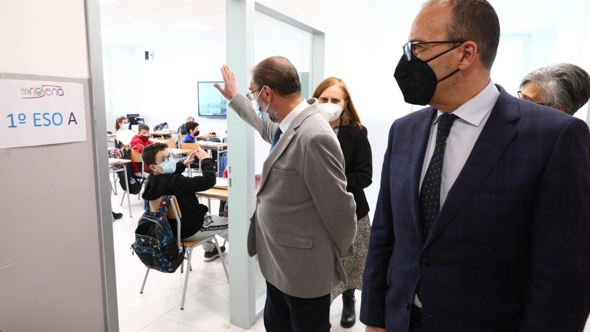 El presidente Lambán y el consejero Faci, en la visita al colegio Río Sena de Miralbueno.