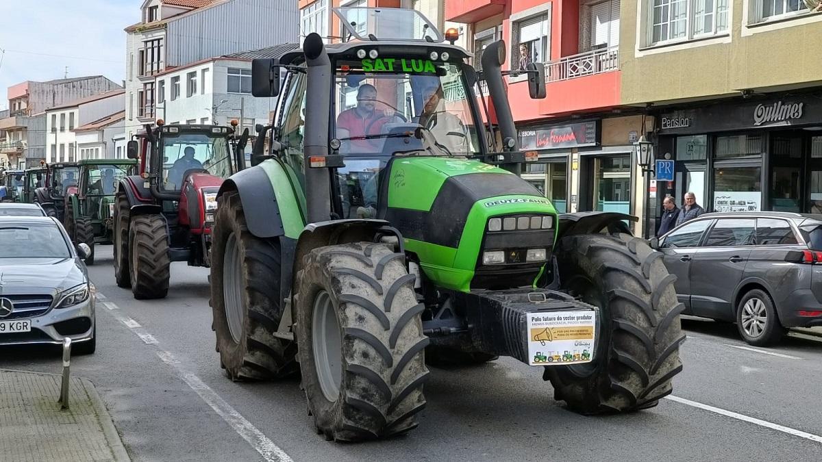 Protesta de los agricultores en Área: Medio centenar de tractores toman las calles de Vimianzo