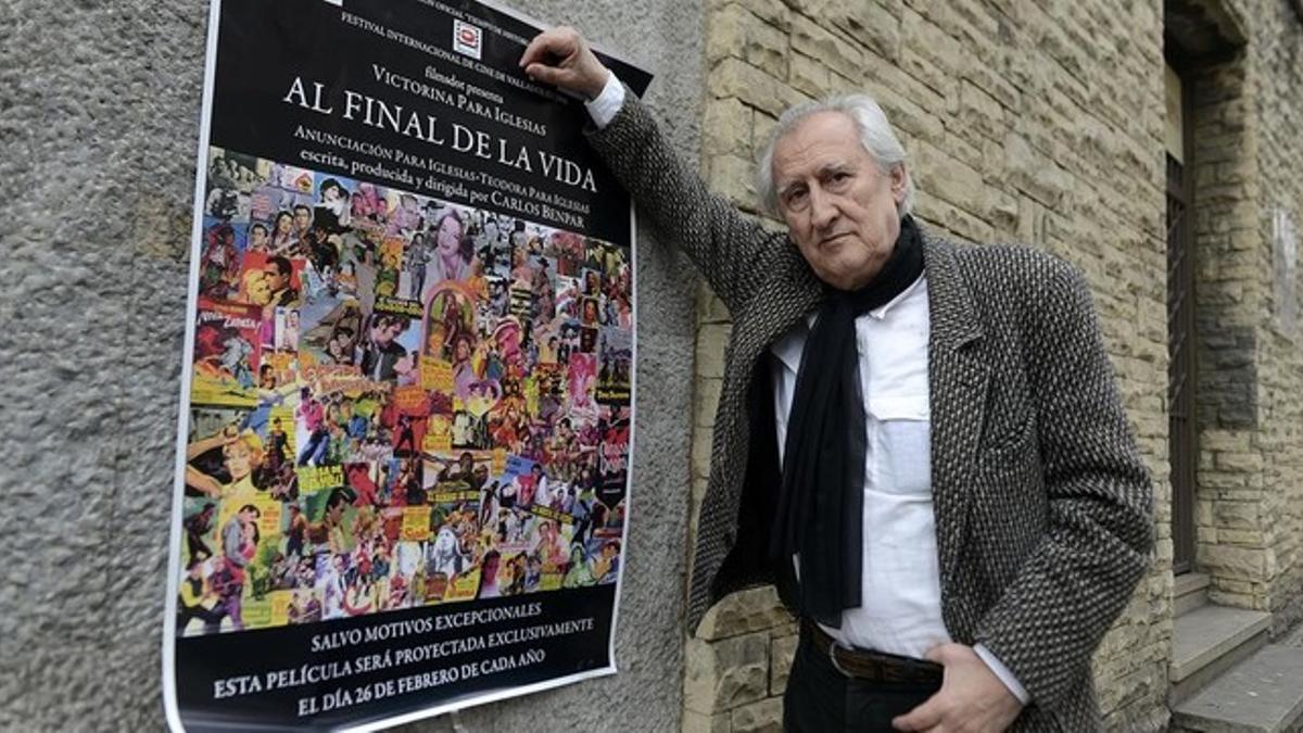 El director Carlos Benpar, con el cartel de 'Al final de la vida', la película que proyecta cada 26 de febrero.