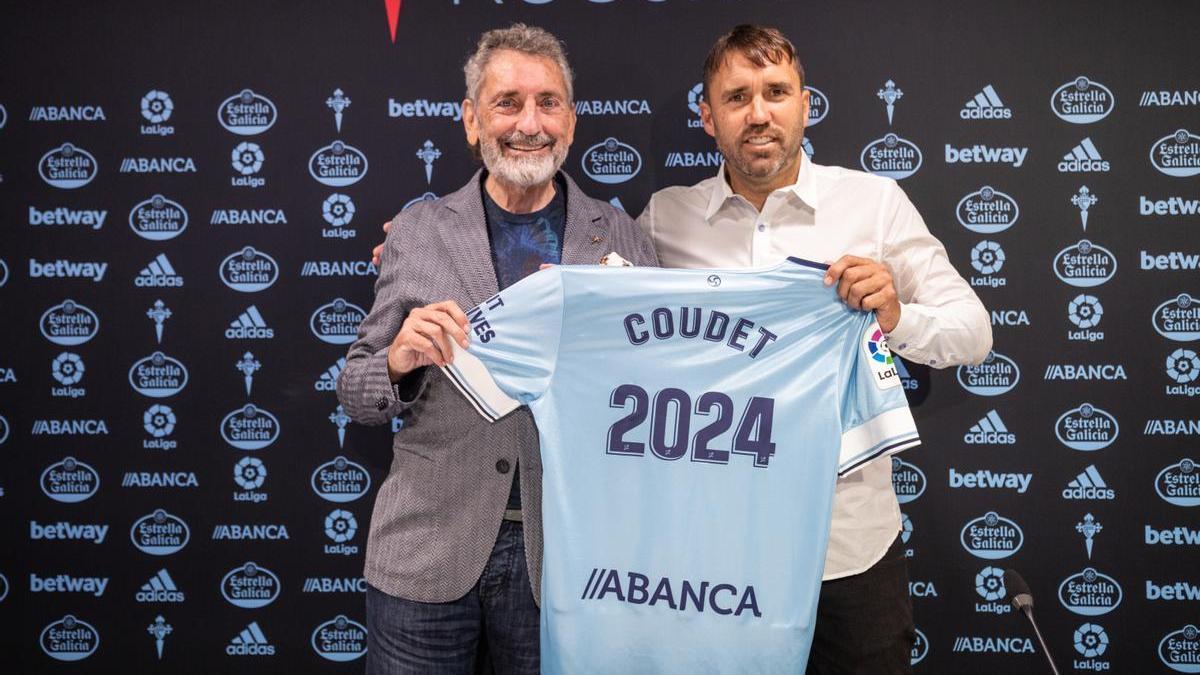 El presidente del Real Club Celta de Vigo, Carlos Mouriño y el entrenador del Celta, Eduardo Coudet sostienen una camiseta del Celta con el nombre del técnico tras su renovación hasta 2024.