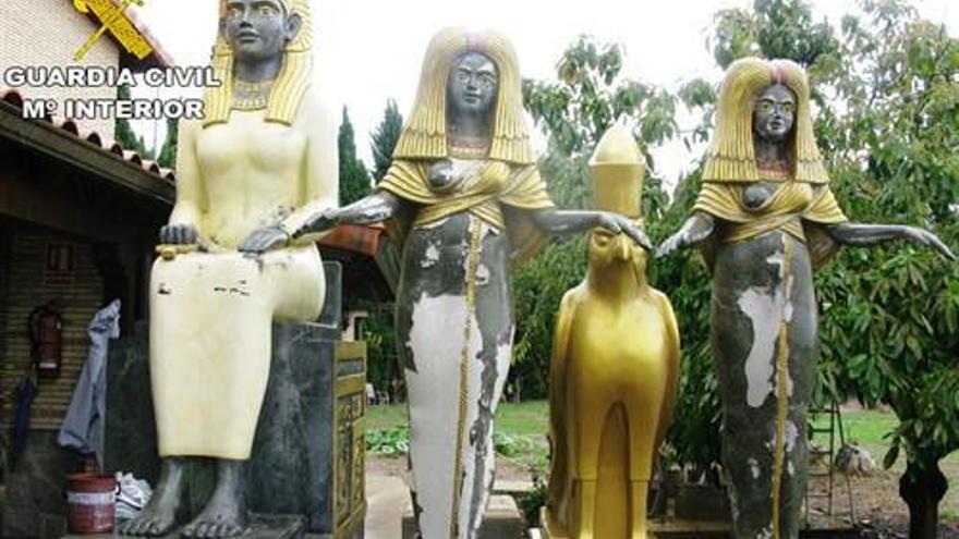 Detenido por sustraer 14 esculturas egipcias en un local público de Nules valoradas en 50.000€